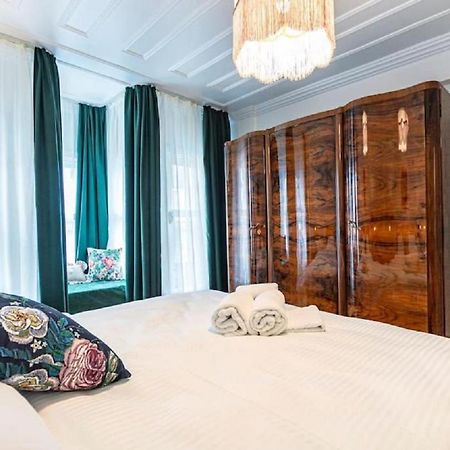Historical 4-Br Home Steps From Besiktas Stadium & Bosphorus Views - Prime Nisantasi Location! Provincia di Provincia di Istanbul Esterno foto