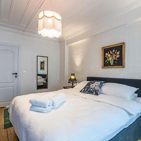 Historical 4-Br Home Steps From Besiktas Stadium & Bosphorus Views - Prime Nisantasi Location! Provincia di Provincia di Istanbul Esterno foto