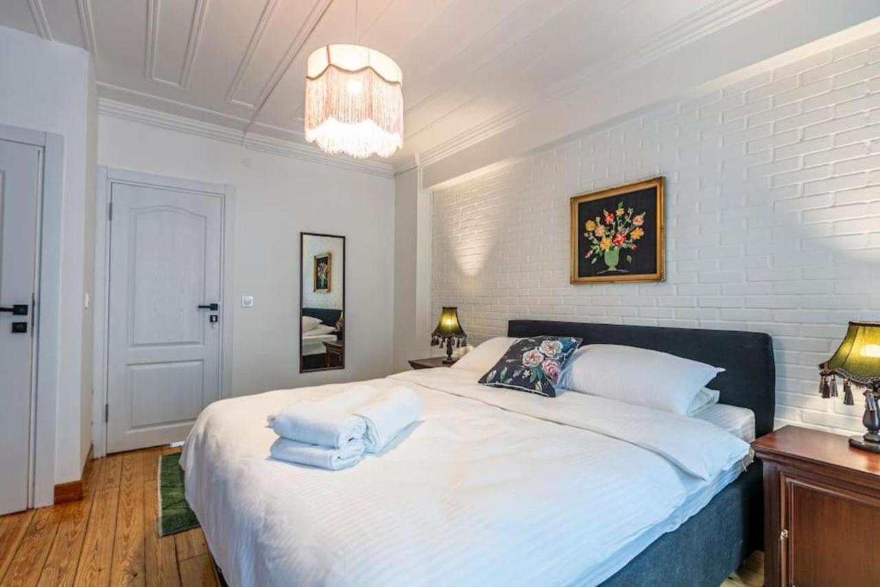 Historical 4-Br Home Steps From Besiktas Stadium & Bosphorus Views - Prime Nisantasi Location! Provincia di Provincia di Istanbul Esterno foto