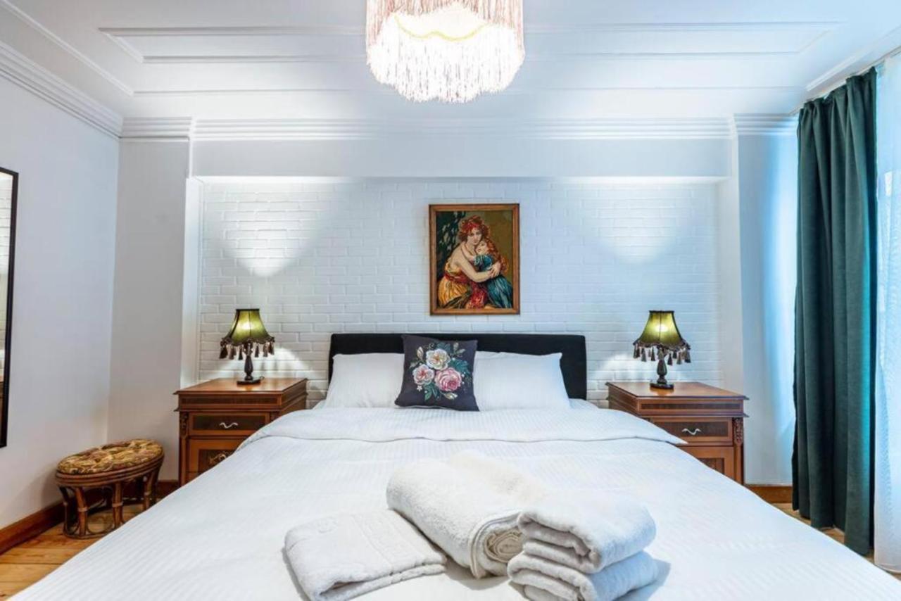 Historical 4-Br Home Steps From Besiktas Stadium & Bosphorus Views - Prime Nisantasi Location! Provincia di Provincia di Istanbul Esterno foto