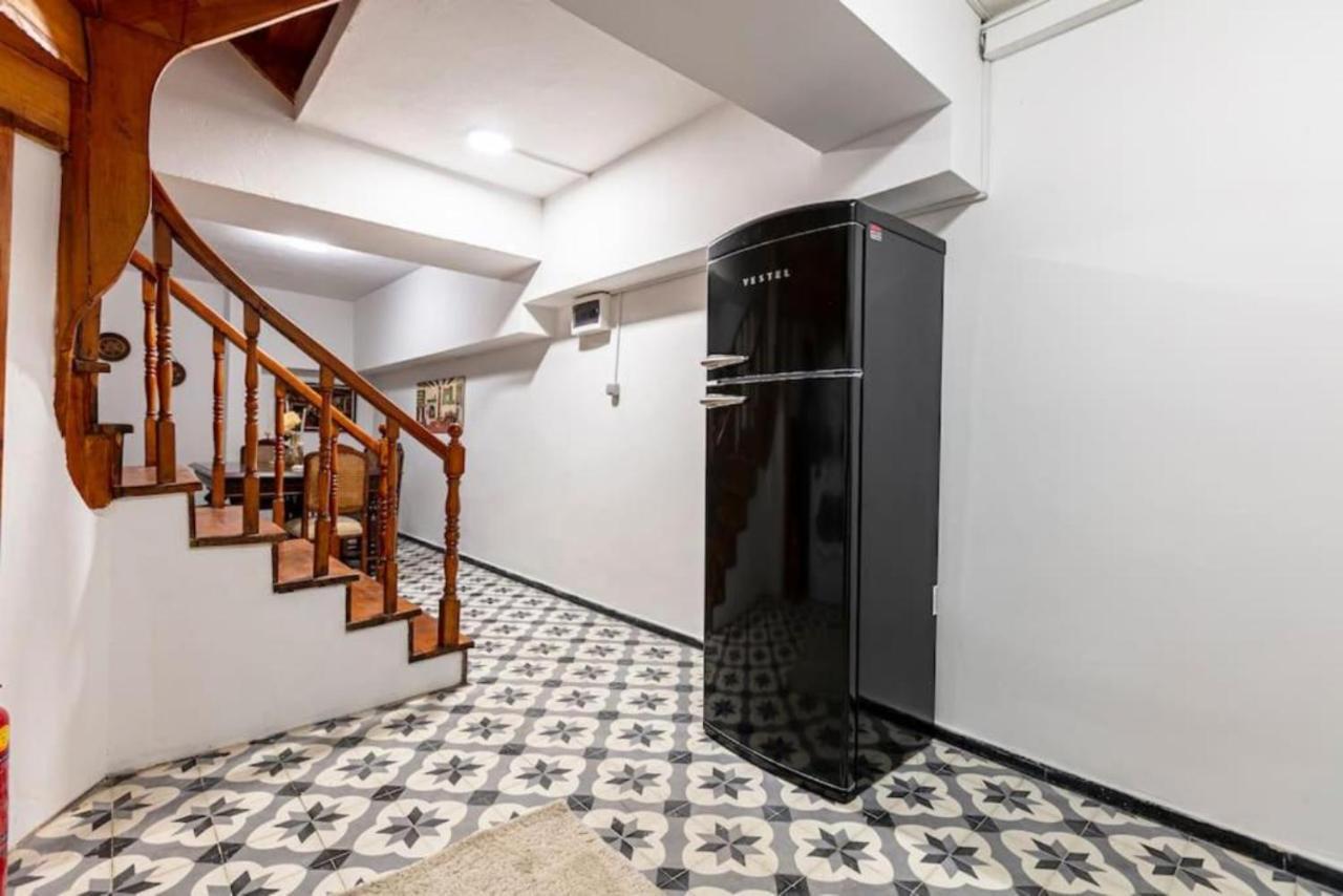 Historical 4-Br Home Steps From Besiktas Stadium & Bosphorus Views - Prime Nisantasi Location! Provincia di Provincia di Istanbul Esterno foto