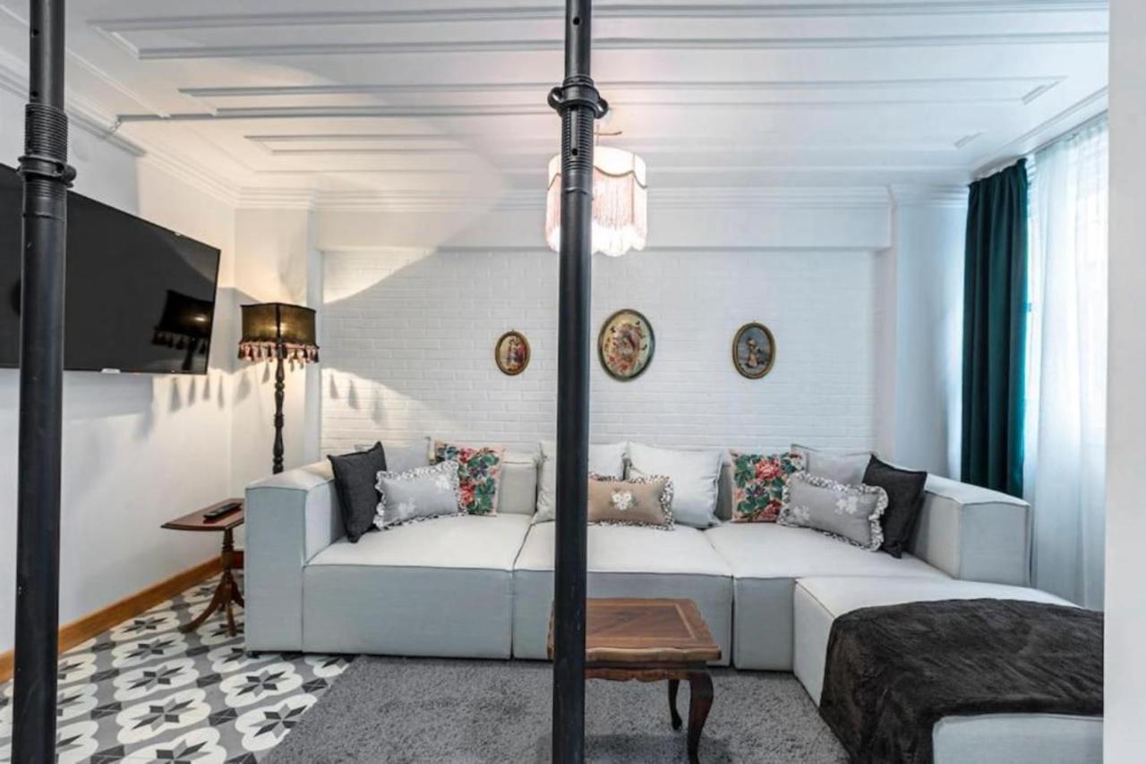 Historical 4-Br Home Steps From Besiktas Stadium & Bosphorus Views - Prime Nisantasi Location! Provincia di Provincia di Istanbul Esterno foto